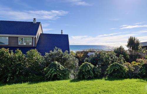 Rothesay Bay House | Clifftop Coastal Retreat with Ocean Views - Close to Beach & Cafés
