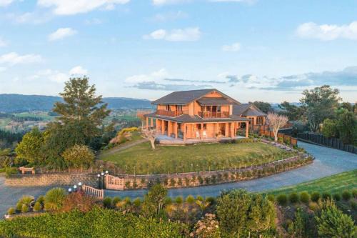 Hunua House | Hunua Heights Retreat with Great Views, Deck, BBQ