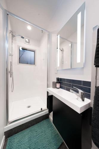 Fernhill Apartment | Sarahs Scenic Stay Mountain Lake Views