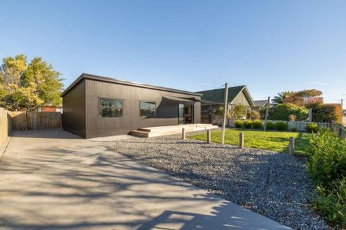 Linwood House | Spacious Christchurch Home, Sleeps 8, Free Parking