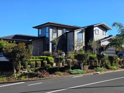 Kamo House | Totara Parklands Entire Guesthouse