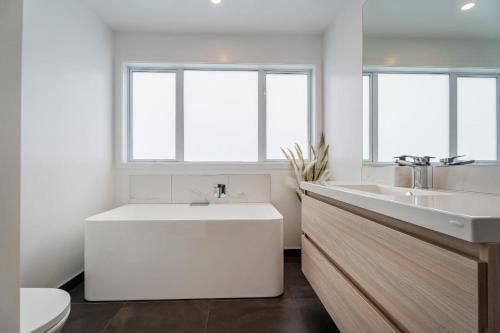 Whitianga House | Palm Retreat - Whitianga