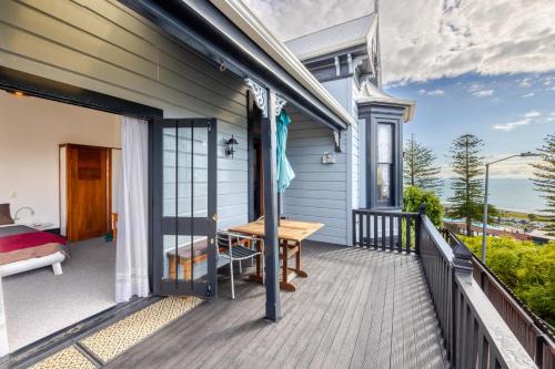 Bluff Hill House | Art Deco Seaview Retreat