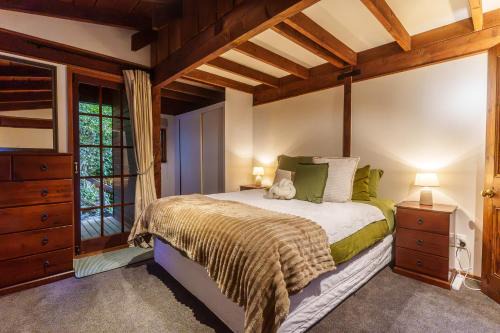 Arthur's Point House | Cosy 3BR Alpine Chalet Near Queenstown, Fireplace, Family-Friendly and Minutes to Skiing