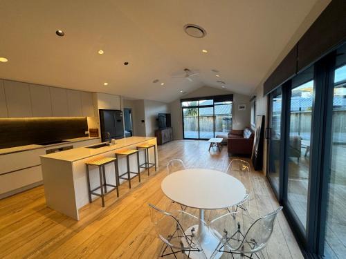Kawarau Falls House | Three Bedroom Modern Family Retreat with Stunning Mountain Views close to The Remarkables