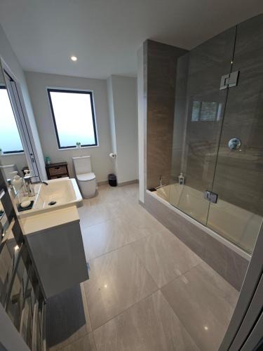 Devonport Bed & Breakfast | Large bedroom with en-suite in a new house Devonport