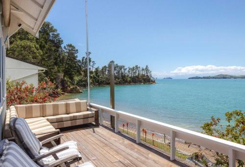 Waiheke Island House | Barefoot Bach Absolute Waterfront in Arran Bay