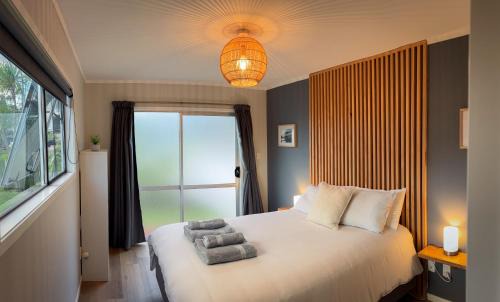 Te Henga House | Couple Getaway in Idyllic Bethells Beach - Te Henga