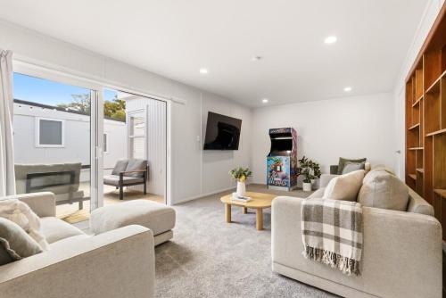 Taupo House | The Lodge - Sleeps 20, Central, Spacious, Fresh