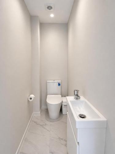 Auckland House | Elegant 4BR Home & Weekly & Monthly Deals Near SH20