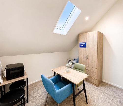 Auckland House | Cozy Top-Floor Stay with Private Bathrooms and Free Parking