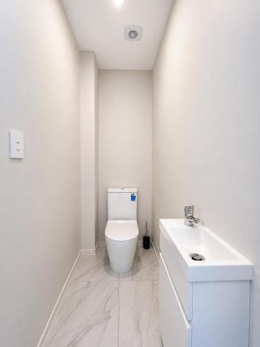 Auckland House | Modern 3BR 2BA Home w Workspace Near Airport