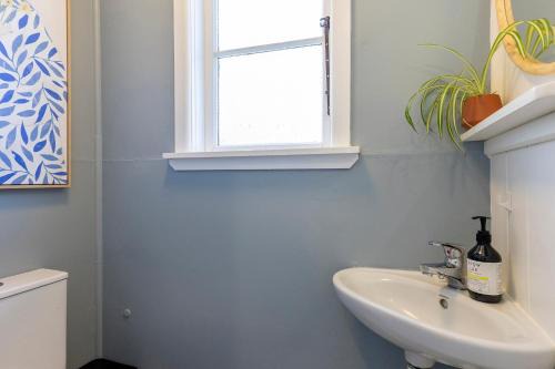 Taupo House | Wanderlust Retreat- Quaint and Romantic Cottage