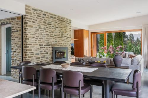 Mount Creighton House | Waiora at 42- BBQ- Hot Tub- Free Parking-Fireplace