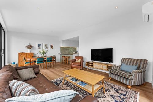 Narrow Neck House | Hanlon Crescent Apartment 3BR1BA, Sleeps 5