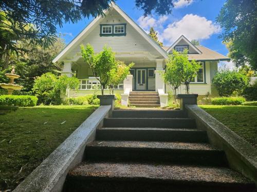 Te Kuiti House | 1920s Character Home & Private Garden Retreat
