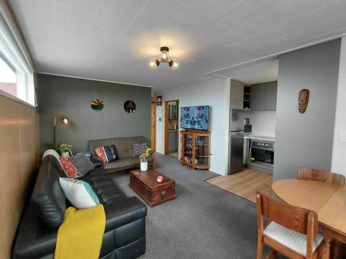 Oamaru Apartment | Hilltop Nest Retreat