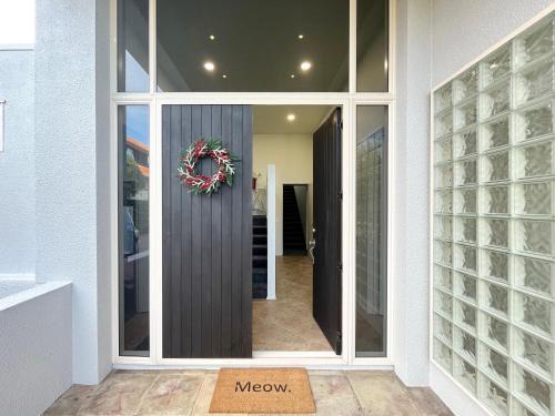Greenlane - Ellerslie House | Designer 6BR Home Backyard Direct Park Access