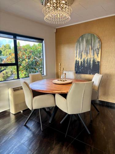 Papakura House | Stylish Home with Views, Spa & Outdoor Bliss