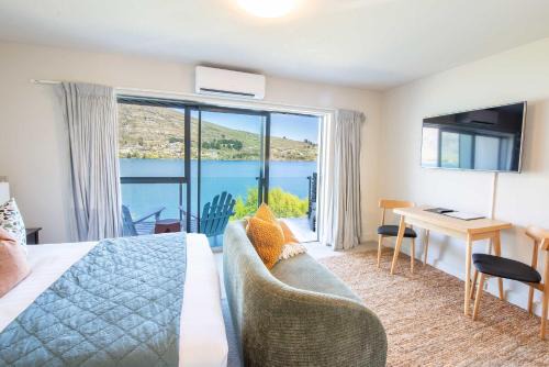Queenstown Hotel | Alpine Village - Lake Edge Studio Apartment