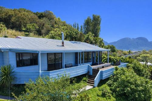 Collingwood House | Ocean Views Across the Beach in Collingwood