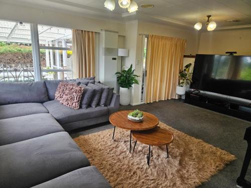 Springfield House | Your perfect family or group stay - only 8 minute walk to Rotorua Stadium!