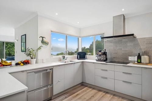 Lake Okareka House | Green Haven Lake House - Lake Views Games Room & Spa Pool