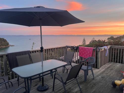 Merita House | The Bach at Perehipe -Short walk to beach