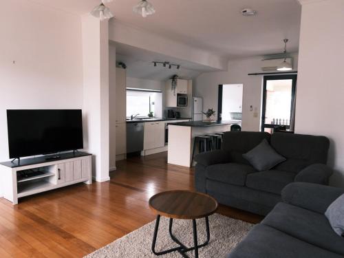 Lower Hutt House | Sweet Home in Avalon