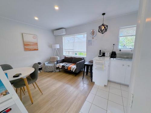 Mount Eden Apartment | Bright Eden Park two bed townhouse private parking