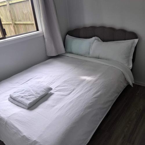 Holdens Bay Apartment | 5 Double Beds in 1 Bedroom and 1 lounge