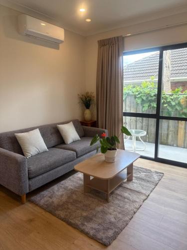 Takapuna Apartment | Modern Private 2BR Unit in Takapuna