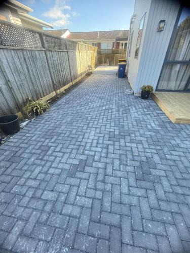 Takapuna Apartment | Modern Private 2BR Unit in Takapuna