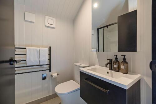 Frankton House | Aurora Five Mile Villa, Queenstown - with parking