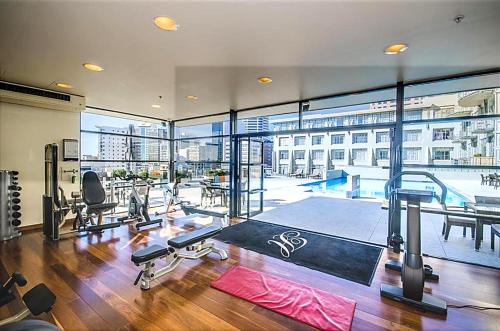 Auckland Central Business District Apartment | Sky Tower Studio - Pools, Spa, Gym & Super King