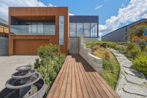 Christchurch House | Suncrest Retreat- Christchurch Holiday Home