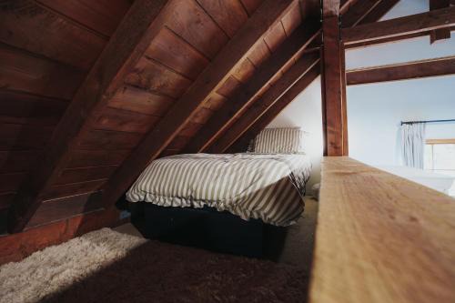 Arthur's Point House | Cosy 3BR Alpine Chalet Near Queenstown, Fireplace, Family-Friendly and Minutes to Skiing