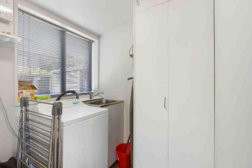 Wanaka House | Cosy 2-Bedroom Cottage with Balcony & BBQ