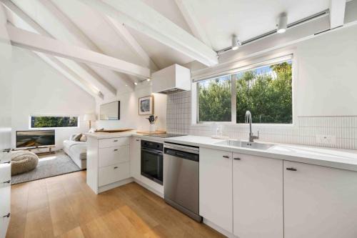 Wanaka House | Lake and Mountain Views - 2 Living Areas - Sleeps 8