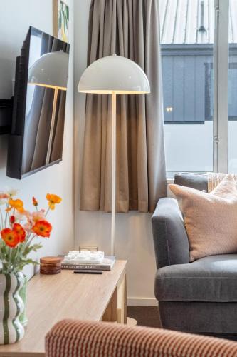 Edgeware Apartment | City Fringe Stay plus Garage and Sunny Balcony