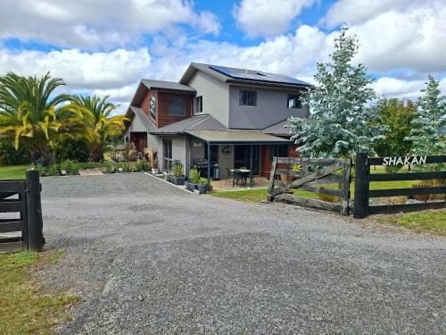 Kinloch House | Shakan BnB Lifestyle block relaxation in Kinloch