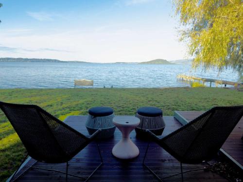 Ngongotaha House | Stillwater Cottage - Stunning Lakefront Location with Spa & Kayaks