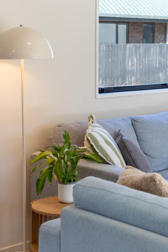 Upper Riccarton Apartment | Riccarton Family Home - 3BR, Backyard & Garage