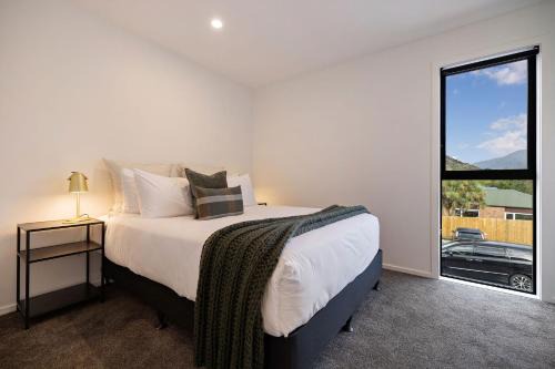 Frankton Apartment | Hayes Retreat, Queenstown - with parking