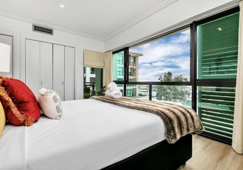 Auckland Central Business District Apartment | Glamorous Getaway - Heart of the Viaduct 'Quays'