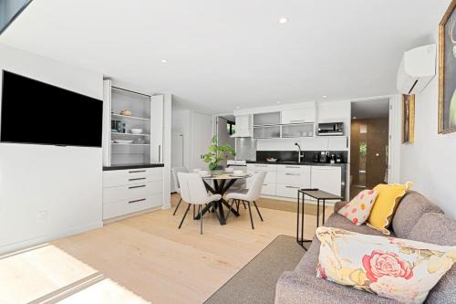 Campbells Bay Apartment | Mairangi Bay 2BR Retreat, Walk to Beach, Secure Parking