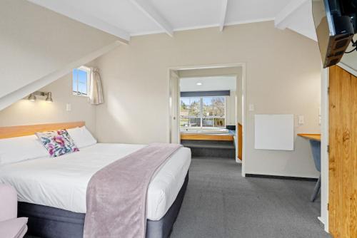 Two Mile Bay Hotel | Cottage Mews Motel