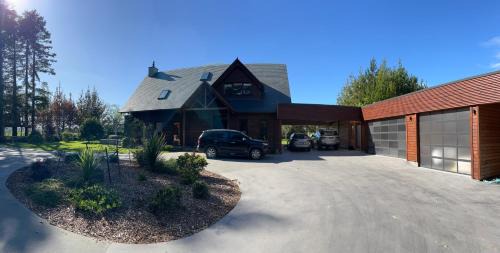 Raglan House | Luxury Rural Retreat with Carport and Fast Wi-Fi