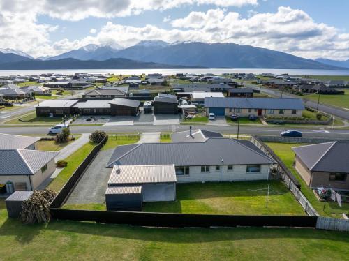 Te Anau House | Fiordland Vista Lodge - Te Anau Holiday Home