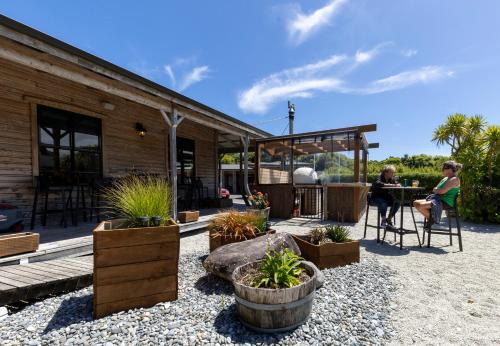 Punakaiki Hotel | Punakaiki Rocks Hotel & Garden Bar